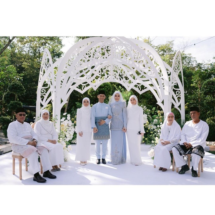 <p>Pernikahan dengan Ezwan merupakan yang ketiga bagi Erra Fazira. Sebelumnya, ia pernah menikah dengan Datuk Yusry Abdul Halim pada 2003 dan bercerai di tahun 2006. Erra lalu menikah lagi dengan Engku Emran pada 2007 dan dikaruniai seorang putri bernama Aleesya. Pernikahan Erra dan Engku Emran berakhir di meja hijau pada 2014. Menurut informasi, suami baru Erra, Ezwan juga memiliki seorang anak perempuan dari pernikahannya yang berakhir cerai. (Foto: Instagram @ezwanzain/ @errafazira)</p>