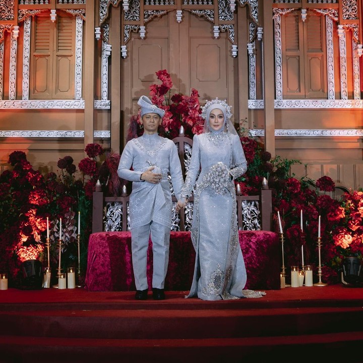 <p>Setelah akad nikah, pasangan ini menggelar acara resepsi di dalam ruangan. Resepsi dipenuhi dekorasi serba merah. Sementara itu, Erra dan Ezwan kompak mengenakan busana bernuansa warna biru muda. (Foto: Instagram @ezwanzain/ @errafazira)</p>