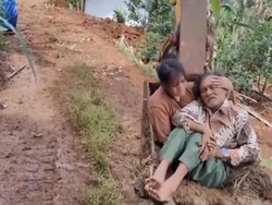 Viral Lansia Pelosok KBB Naik Ekskavator gegara Jalan Rusak, Ini Faktanya