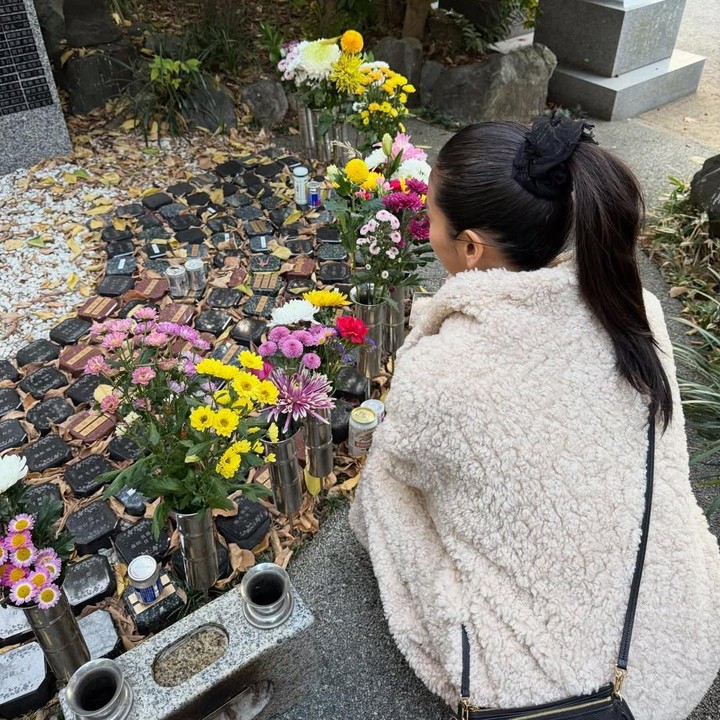 <p>Kabar tersebut dibagikan langsung oleh Haruka melalui sejumlah foto dan video yang diunggah di akun Instagram pribadinya. Dalam unggahan terbarunya, ia memperlihatkan momen saat berkunjung ke makam keluarga.&nbsp;(Foto: Instagram @haruuuu_chan)</p>