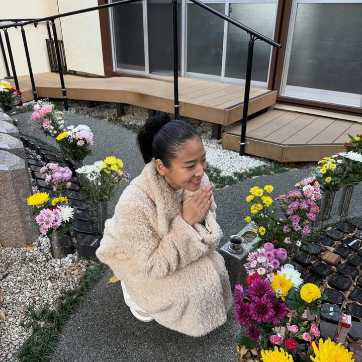 <p>Tak hanya itu, perempuan 33 tahun ini juga mengungkap rasa sayangnya kepada mendiang sang nenek dan kakaknya. &ldquo;Nenek dan kakak&hellip;Haruka selalu sayang kalian ya,&rdquo; tuturnya.&nbsp;(Foto: Instagram @haruuuu_chan)</p>