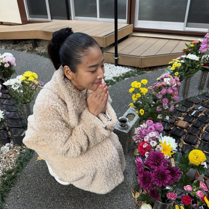 <p>Sebelum kembali ke Jakarta, Haruka menyempatkan diri untuk berziarah ke makam sang nenek dan kakaknya. &ldquo;Sebelum pulang ke Indonesia ke makam nenek dan kakak dulu,&rdquo; ujar Haruka, dikutip dari laman Instagram <em>@haruuuu_chan,</em> Senin (15/12/2025).&nbsp;(Foto: Instagram @haruuuu_chan)</p>