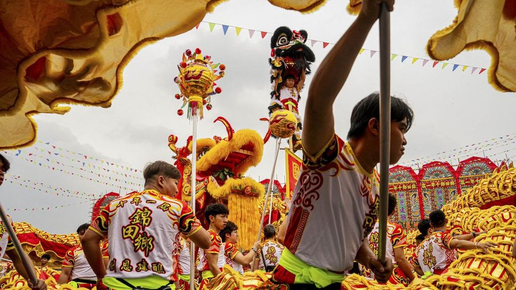 Malam Tahun Baru Imlek di Hong Kong Tunjukkan Parade dari 60 Negara