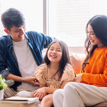 Catat! 2 Cara Terbaik Membesarkan Anak Lebih Bahagia, Menurut Peneliti Kebahagiaan