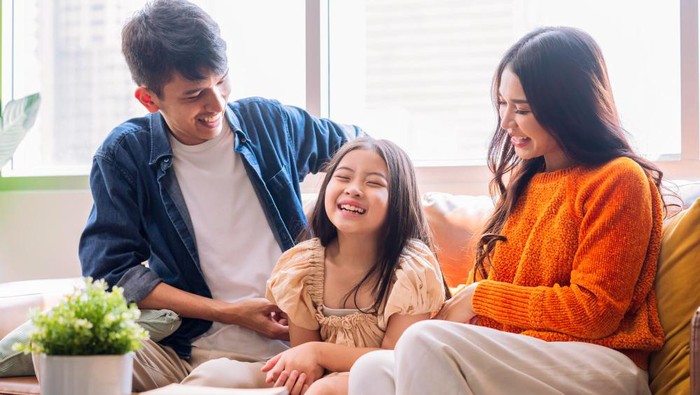 Catat! 2 Cara Terbaik Membesarkan Anak Lebih Bahagia, Menurut Peneliti Kebahagiaan