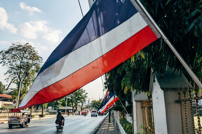 Thailand membubarkan DPR negaranya. Alasannya untuk mengatasi kebuntuan di parlemen, meredakan ketegangan politik, serta mengembalikan keputusan kepada rakyat melalui pemilihan umum.