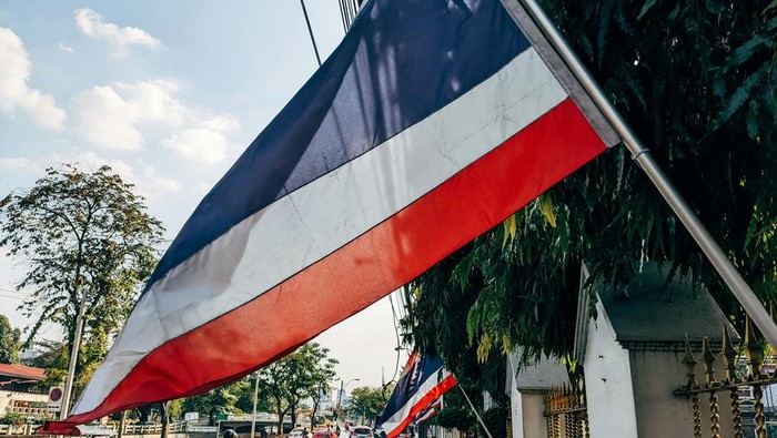 Thailand membubarkan DPR negaranya. Alasannya untuk mengatasi kebuntuan di parlemen, meredakan ketegangan politik, serta mengembalikan keputusan kepada rakyat melalui pemilihan umum.
