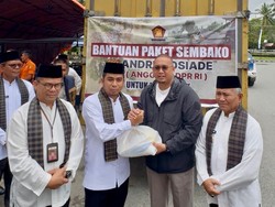Andre Rosiade Serahkan 1.500 Paket Sembako untuk Korban Banjir di Kota Solok
