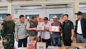 Kementan Kirim Bantuan Tahap III ke Sumatera Pakai KRI Makassar 590