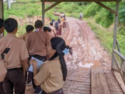 Viral Pelajar Krayan Terjang Lumpur ke Sekolah, Akui Belum Pernah Rasakan Aspal