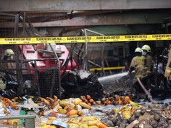 350 Lapak Pedagang Pisang-Pepaya di Pasar Induk Kramat Jati Terbakar