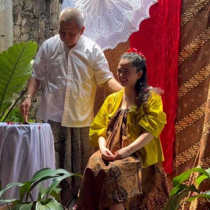 <p>Unggahan Wizzy ini banyak menuai komentar dari netizen. Beberapa di antaranya turut mendoakan kehamilan kedua Wizzy ini, Bunda. "Selamat wizzy sayang smoga lancar2 sampe lahiran yah cantikkk," tulis akun @ev***. "Sehat2 mbaa dan dedekk bayi, semoga lancar sampai hr lahir," ujar @fe***. (Foto: Instagram @wizzyofficial_)</p>