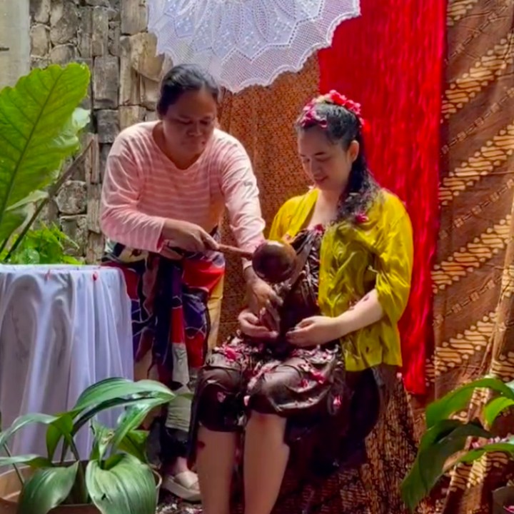 <p>Melalui unggahan di Instagram, Wizzy mengungkap momen acara siraman tujuh bulan kehamilan keduanya yang dihadiri keluarga. Perempuan kelahiran Surabaya ini berharap proses kehamilannya berjalan lancar sampai persalinan. "Siraman 7 bulanan anak kedua, bersama keluarga inti yang selalu jadi rumah. Mengalir doa di setiap tetes air, mengalir harapan di setiap senyum. Semoga prosesnya lancar sampai hari lahir nanti," tulisnya. (Foto: Instagram @wizzyofficial_)</p>