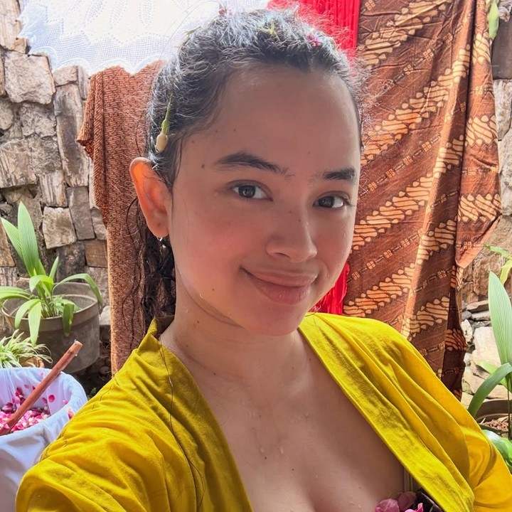 <p>Penyanyi Wizzy sebentar lagi akan dikaruniai anak kedua. Perempuan 31 tahun ini tengah menjalani kehamilan yang kini sudah memasuki trimester ketiga, Bunda. (Foto: Instagram @wizzyofficial_)</p>