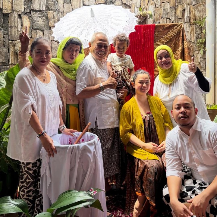 <p>Baru-baru ini, Wizzy mengadakan acara siraman tujuh bulan kehamilan keduanya. Acara ini berlangsung tertutup dan hanya dihadiri oleh keluarga dan kerabat dekat. Dalam potret yang dibagikan, keluarga Wizzy kompak mengenakan baju bernuansa warna putih. (Foto: Instagram @wizzyofficial_)</p>