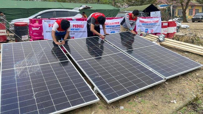 PT Pertamina hadirkan Pembangkit Listrik Tenaga Surya di posko pengungsian Aceh Tamiang, Bantuan ini mendukung pemulihan pascabencana dan kebutuhan listrik.