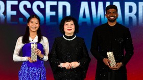 Putri KW Raih Penghargaan Busana Terbaik di BWF World Tour Finals