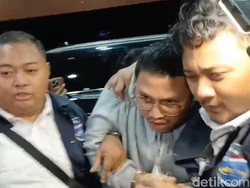 Penampakan Resbob di Mapolda Jabar, Tertunduk Lesu-Tangan Diborgol