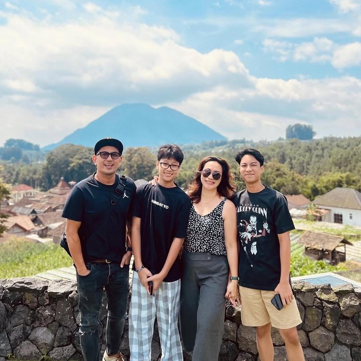 <p>Kebahagiaan masih menyelimuti Sabria Kono yang baru saja merayakan ulang tahunnya pada 14 Desember lalu. Memasuki usia 45 tahun, ia mendapat kejutan manis dari sang suami, Rio Febrian, serta kedua putranya. (Foto: Instagram @sabriakono)</p>