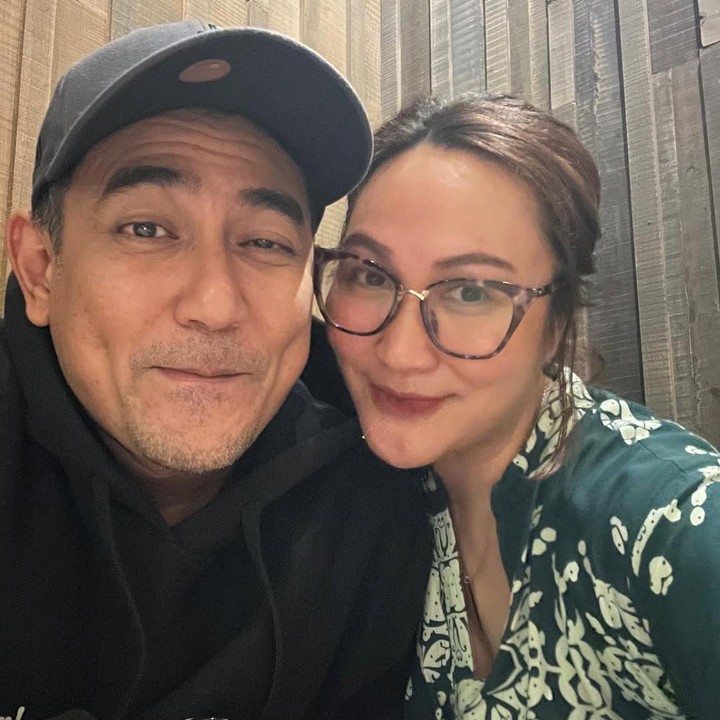 <p>Tak ketinggalan, Sabria mengungkapkan apresiasi untuk sang suami.&nbsp;&ldquo;Makasih Papap <em>@riofebrian25</em>, selalu bikin aku bahagia dengan caramu sendiri, ajaib <em>but I Love it,</em> walau ucapan ulang tahun kali ini saat pelukan adalah &lsquo;Semoga semua baik-baik saja, jangan lupa minum, jangan lupa makan, jangan lupa mandi,&rdquo; okelaah yang penting hari ini saya dapet bonus banyakk hohoho. Makasii diajakin <em>staycation</em>, ihiyy,&rdquo; ungkapnya.&nbsp;(Foto: Instagram @sabriakono)</p>