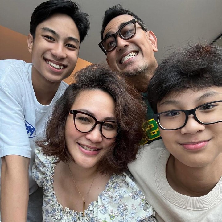 <p>Ia juga menyampaikan ucapan terima kasih kepada kedua putranya.&nbsp;&ldquo;Makasih yaaa anak-anak mama <em>@jamme_16 </em>dan Kalee, anak laki-laki yang selalu <em>sweet</em> sama Mamanya, pilih kado sendiri pun cantik banget, bakal Mama pake terus,&rdquo; tuturnya.&nbsp;(Foto: Instagram @sabriakono)</p>