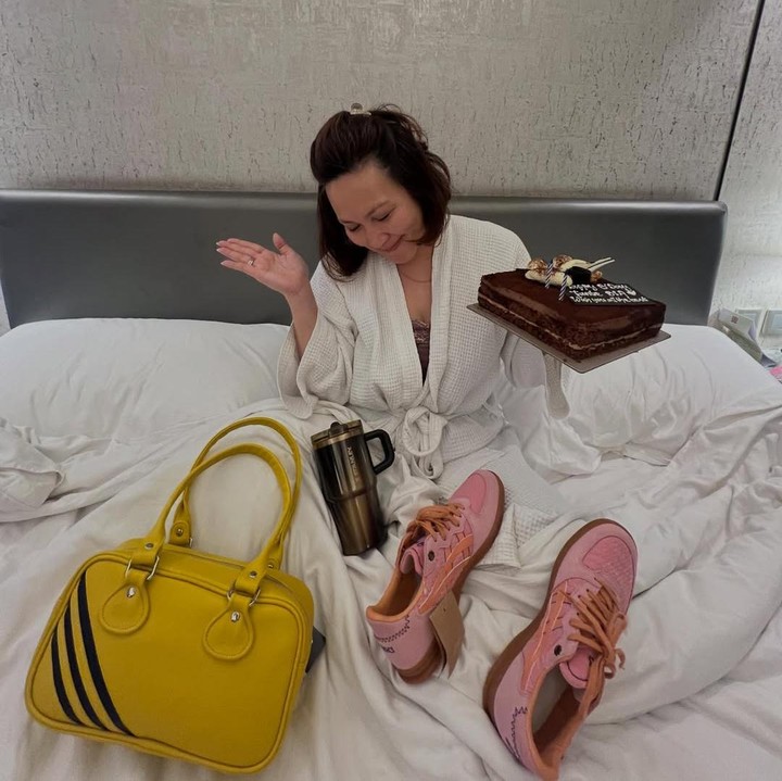 <p>Momen tersebut dibagikan langsung oleh Sabria melalui beberapa foto dan video di akun Instagram pribadinya. Dalam unggahan itu, ia menerima hadiah berupa tas, sepatu, dan kue ulang tahun. (Foto: Instagram @sabriakono)</p>