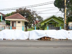Pemkot Tangsel Tutup Sampah di Ciputat dan Serpong dengan Terpal Agar Tak Bau