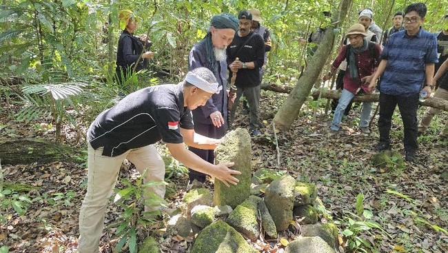 Sejumlah peneliti berhasil menemukan situs megalitik baru di Indonesia yang terletak di Gunung Tangkil, Kabupaten Sukabumi, Jawa Barat.
