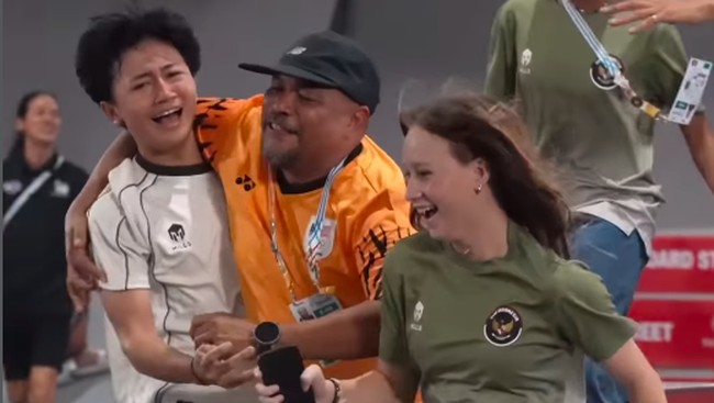 Momen hangat terjadi saat Basral Graito Hutomo, atlet skateboard Indonesia, dipeluk ofisial Malaysia usai meraih medali emas SEA Games 2025.