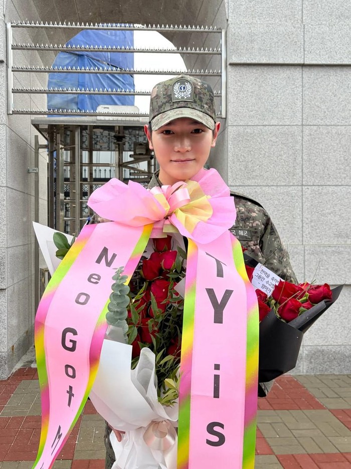 Dalam beberapa potret terbarunya, Taeyong juga berfoto bersama slogan bertuliskan 