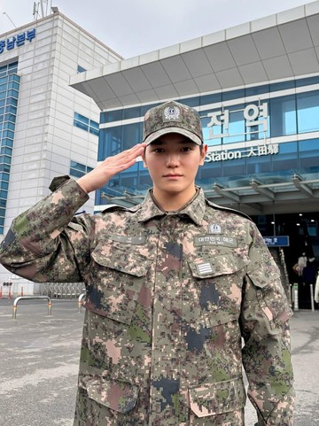 Taeyong NCT Resmi Menyelesaikan Wajib Militer, Intip Potretnya!