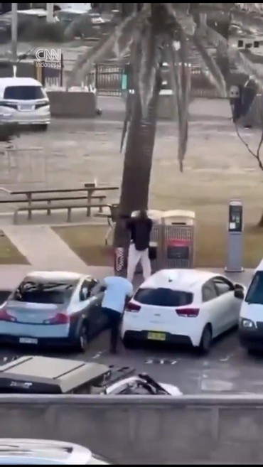 Detik-detik Aksi Heroik Warga Muslim Rebut Senjata Penembak di Sydney