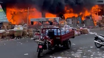 Detik-detik Kebakaran Landa Pasar Induk Kramat Jati