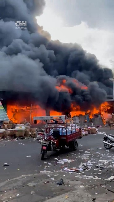 Detik-detik Kebakaran Landa Pasar Induk Kramat Jati