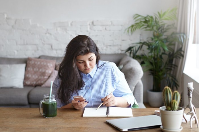 Virgo menyusun resolusi dengan penuh perhitungan dan detail. Mereka percaya perencanaan yang rapi adalah kunci kesuksesan./ Foto: freepik.com/shurkin_son