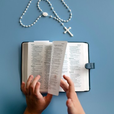 15 Ayat Alkitab Penuh Makna yang Dibacakan Saat Natal