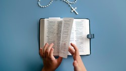 15 Ayat Alkitab Penuh Makna yang Dibacakan Saat Natal