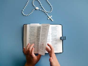 15 Ayat Alkitab Penuh Makna yang Dibacakan Saat Natal