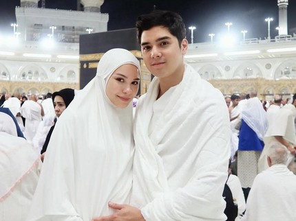 Momen Haru Alyssa Daguise Rasakan Gerakan Pertama Janin di Tanah Suci saat Umrah