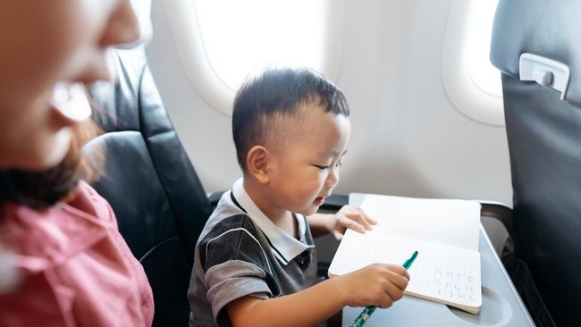 7 Tips Ajak Anak Liburan Naik Pesawat