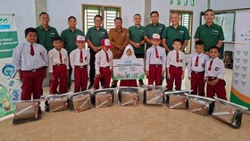Tumbuh Inklusif Asian Agri dengan Bag to School dan Pengembangan UMKM