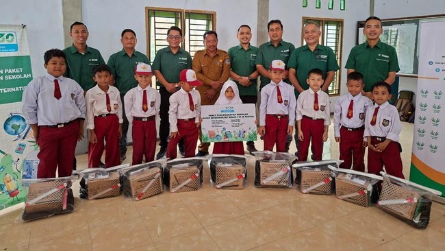 Aksi Asian Agri untuk tumbuh inklusif dengan program Bag to School dan mengembangkan UMKM di sejumlah provinsi.