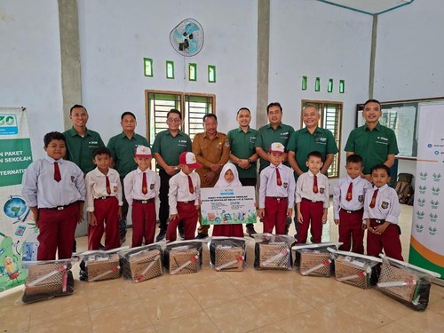 Tumbuh Inklusif Asian Agri dengan Bag to School dan Pengembangan UMKM