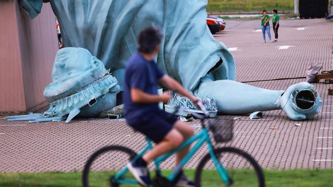 Replika Patung Liberty setinggi hampir 40 meter roboh setelah badai dahsyat menerjang kota Guaiba, Brasil, pada Senin (15/12) sore.