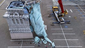 FOTO: Badai Dahsyat Robohkan Patung Liberty di Brasil