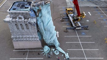 FOTO: Badai Dahsyat Robohkan Patung Liberty di Brasil