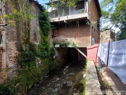 Bangunan Liar di Atas Sungai Dibongkar demi Entaskan Banjir Cimahi