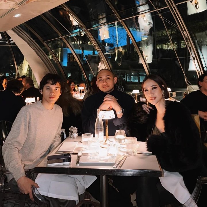 <p>Tak hanya itu, ia dan keluarga juga sempat mengadakan makan malam di sebuah restoran mewah dalam rangka merayakan ulang tahun sang suami. &ldquo;Makan malan ulang tahun,&rdquo; tulis BCL.&nbsp;(Foto: Instagram @itsmebcl)</p>