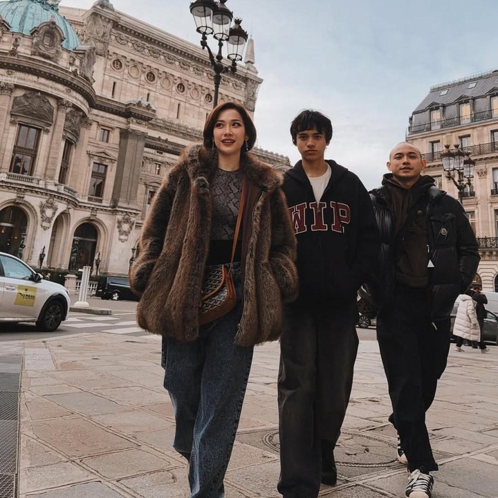 <p>Sebelum terbang ke Inggris, BCL dan keluarga diketahui telah menikmati liburan dengan keliling Eropa. Lewat beberapa postingan terbarunya, ia menyusuri Paris dan mengunjungi beberapa tempat populer.&nbsp;(Foto: Instagram @itsmebcl)</p>