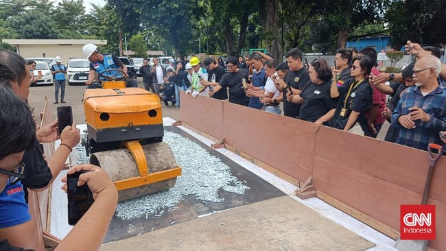 NGK, kuasa hukum dan kepolisian memusnahkan 11 ribu busi palsu merek NGK yang disita dari toko offline.